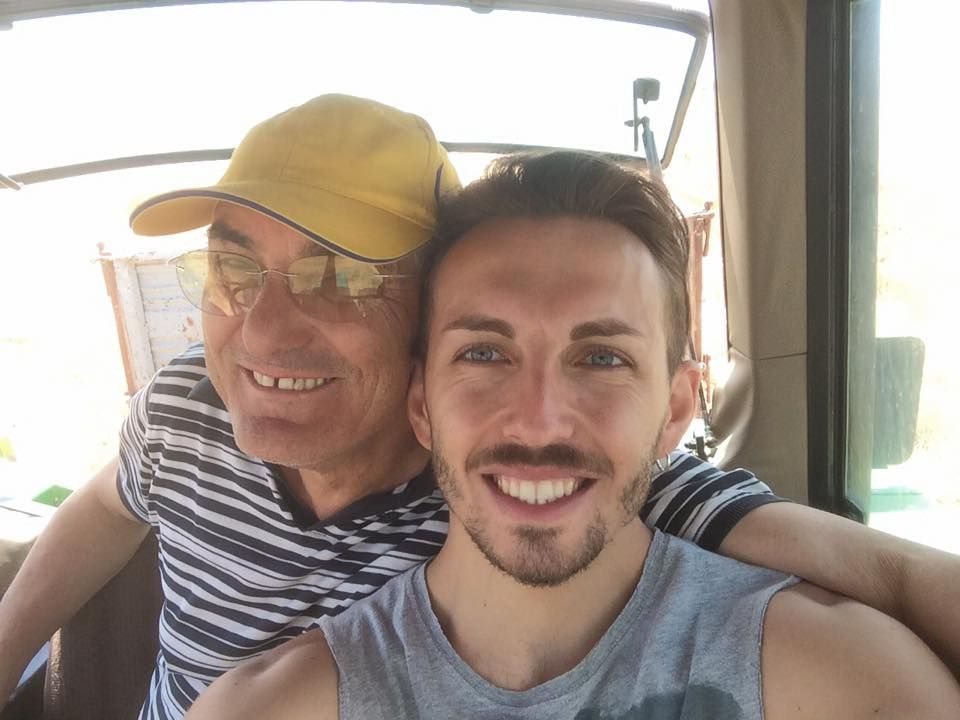 Al lavoro in campagna sul trattore