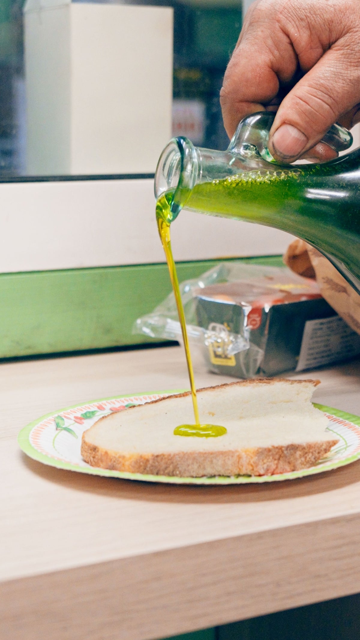 Olio EVO versato su una fetta di pane